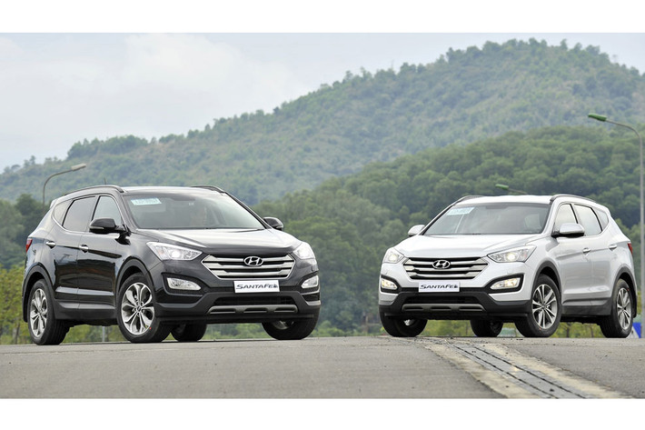 Một cái tên khác cũng nằm trong diện giảm giá khủng trong khoảng 2 tháng gần đây là Hyundai SantaFe. Hiện tại, bản CRD-i 2.2l 2WD7 chỗ máy dầu bản thường hiện có giá bán 1,110 tỷ đồng, mẫu xe này nhận được ưu đãi 60 triệu đồng, giá bán còn 1,050 tỷ đồng.