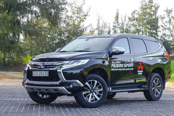 Cùng phân khúc với Ford Everest, mẫu SUV Mitsubishi Pajero Sport cũng vừa ghi nhận mức giảm kỷ lục mới. Cụ thể, mẫu Pajero Sport đã được các đại lý Mitsubishi tại Việt Nam giảm lần lượt là 50 và 106 triệu đồng cho 2 phiên bản của dòng xe này trong tháng 7/2017.