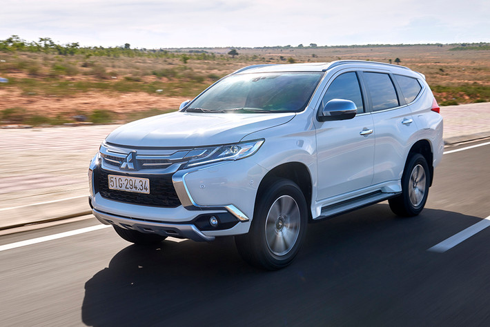 Cụ thể, mẫu Pajero Sport phiên bản động cơ xăng 4x2 AT giảm 106 triệu đồng, hiện còn 1.249 tỷ đồng. Không chỉ giảm giá, khách hàng khi mua mẫu xe này còn nhận được gói bảo hiểm 1 năm có giá 19 triệu đồng cùng bộ phụ kiện đi kèm.