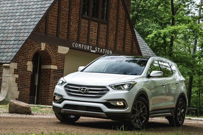 Tiếp đến là Santafe CRD-i 2.2l 4WD, 7 chỗ máy dầu phiên bản đặc biệt hiện có mức giảm giá lên tới 130 triệu đồng, giá bán 1,10 tỷ đồng (giá cũ 1,240 tỷ đồng).