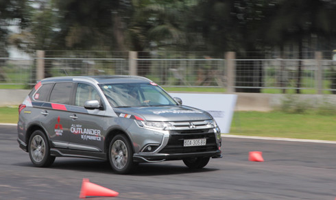 Mitsubishi Outlander có cả phiên bản 5 và 7 chỗ, đáp ứng đa dạng nhu cầu của khách hàng. Tuy nhiên doanh số bán ra trong tháng 1/2017 lại khá khiêm tốn chỉ dừng lại con số 61 chiếc. Tại thị trường Việt Nam, xe có giá bán từ 975 triệu đồng.