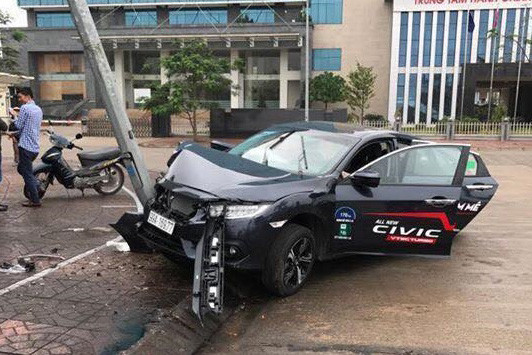 Mới đây hình ảnh về chiếc Honda Civic Turbo 2017 đời mới nhất vừa gặp nạn tại Bắc Giang khi đại lý Honda đang cho khách hàng lái thử thì bất ngờ gặp tai nạn đâm vào cây cột điện trên đường. Rất may vụ tai nạn không có thương vong về người.