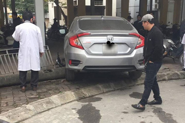 Được biết, chiếc Honda Civic 2017 này mới được đăng ký biển số. Như vậy, đây là một trong những chiếc Honda Civic đời mới đăng ký biển số sớm nhất tại Việt Nam.