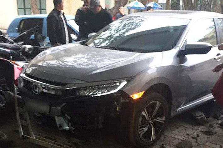Ghi nhận tại hiện trường nơi xảy ra vụ việc, chiếc Honda Civic 2017 bị hư hỏng phần đầu xe. Cản va trước của chiếc xe cũng đã bị vỡ nát do va chạm với lan can. Các mảnh vỡ của chiếc xe và gạch đá nằm vương vãi.