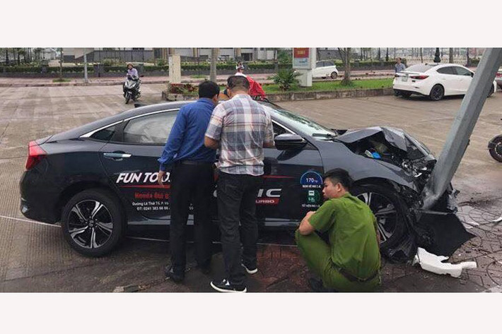 Hiện trường vụ tai nạn cho thấy chiếc Honda Civic Turbo bị hư hỏng khá nặng phần đầu, cản trước trên bánh xe trước bên phải bị hư hỏng nặng, toàn bộ túi khí trên xe bung ra.