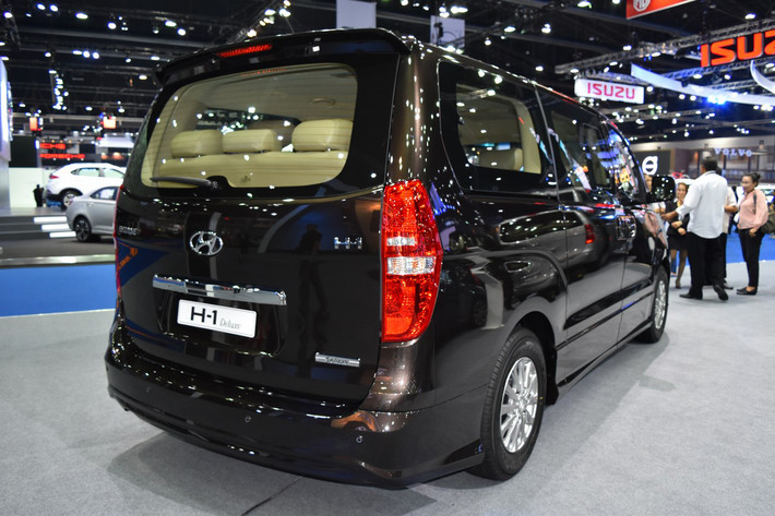 Xe được trang bị duy nhất một động cơ là khối động cơ diesel 4 xi-lanh D4CB, 2.5 lít tăng áp D4CB đạt tiêu chuẩn Euro 4, công suất 175 mã lực tại 3.600 vòng /phút và mô-men xoắn cực đại 441 Nm giữa 2.000 vòng /phút và 2.250 vòng / phút. Đi kèm là hộp số tự động 5 cấp tiêu chuẩn.
