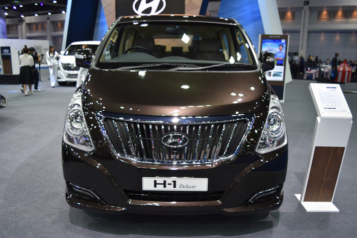 Hãng xe Hàn Quốc vừa giới thiệu tới tay người tiêu dùng mẫu xe 11 chỗ ngồi mới có tên Hyundai H-1 2017 mới tại thị trường Thái Lan. Hyundai H-1 được giới thiệu với 3 phiên bản gồm: Touring, Elite và Deluxe. Tuy nhiên, hiện giá bán của H-1 vẫn chưa được hãng công bố.