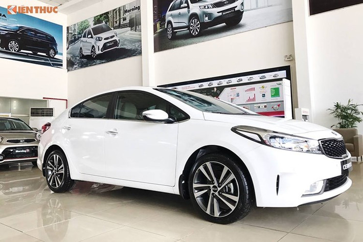 Ngoài Kia Morning, Kia Cerato là mẫu xe duy nhất được giảm giá lần này với mức giảm từ 5-10 triệu đồng, đưa mức giá công bố xuống còn 563 triệu đồng cho bản 1.6 MT; bản 1.6 AT có giá 623 triệu đồng và bản 2.0 AT có giá 681 triệu đồng.