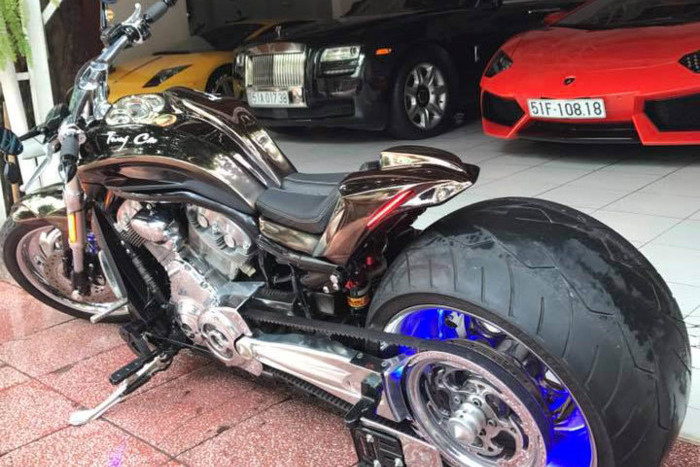 Chiếc Harley-Davidson V-Rod của vị đại gia ngành Y đã được độ lại với gói độ mang tên gọi Hurricane (bão tố) với nhiều chi tiết nhằm mang đến cảm giác thể thao hơn đặc biệt là lốp sau bản rộng "Bánh béo" The Monster cỡ 360/30R18M/C cùng với phần thân "thửa riêng".