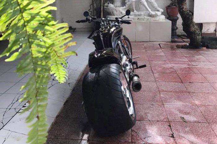 Hệ thống ống xả của mẫu xe này cũng đã được độ lại với lon pô SC Project MotoGP, cổ và nòng pô Akrapovic. Bên cạnh đó xe còn được trang bị gắp Zeel 360 bằng nhôm CNC " thửa riêng cùng cặp phuộc Legend.