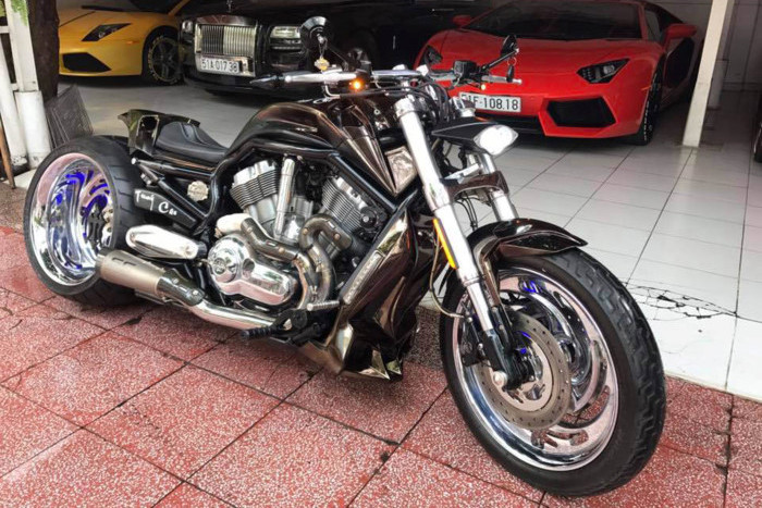 Mẫu xe môtô Harley V-Rod ra mắt lần đầu tiên vào năm 2001, là thành viên đầu tiên trong gia đình VRSC (V-Twin Racing Street Custom) của hãng xe máy Harley-Davidson. Những chiếc xe Harley-Davidson V-Rod sở hữu dáng vẻ “cơ bắp” và hầm hố là nguồn “nguyên liệu” được các tay chơi xe ưa chuộng để cho ra lò những bản độ siêu độc đáo.