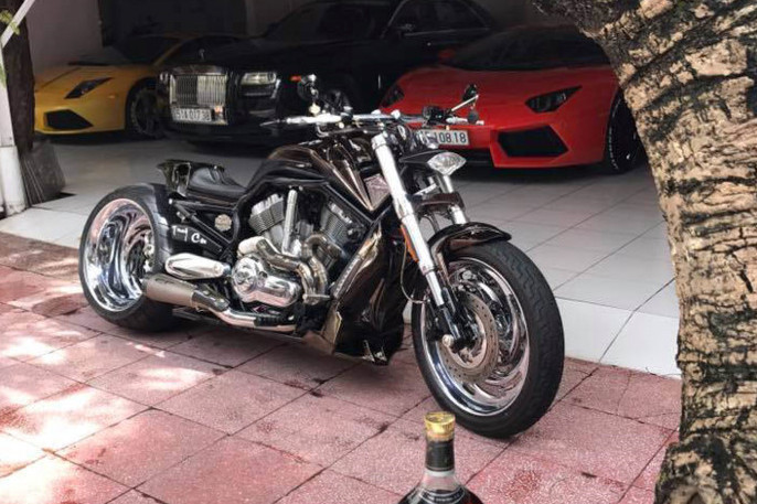 Tại Việt Nam, tính đến nay đã có khoảng 10 chiếc Harley-Davidson V-Rod được những người chơi xe độ lại bánh "béo" phía sau. Với thân xe mới cùng bánh "khủng" phía sau, “chiến mã” của đại gia Trung Cao đã được "lột xác" trở thành một chiếc xe có vẻ đẹp vừa mạnh mẽ, vừa thể thao khiến giới mê xe phải ghen tỵ
