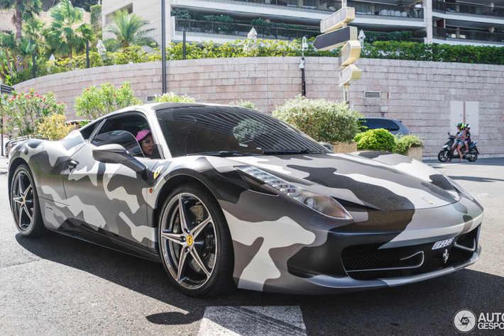 Mới đây, hình ảnh về chiếc siêu xe Ferrari 458 Italia nổi bật với “dàn áo” quân đội màu rằn ri trắng-đen độc đáo lăn bánh trên đường phố Anh Quốc nhanh chóng thu hút sự quan tâm lớn từ phía cộng đồng đam mê siêu xe trên toàn thế giới.
