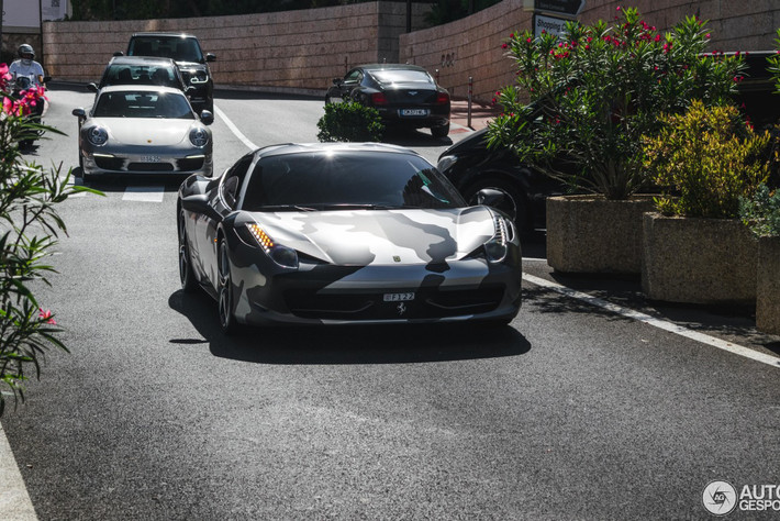 Cũng giống như những "mngười anh em" khác của hãng siêu xe Ferrari, 458 Italia được thiết kế với sự hợp tác của hãng chế tác thân xe nổi tiếng nước Ý Pininfarina. 458 Italia gây ấn tượng mạnh với cụm đèn pha trang bị dải LED kéo dài trên nắp ca-pô. Đuôi xe với hệ thống khuếch tán cỡ lớn và ống xả 3 pô thể thao.