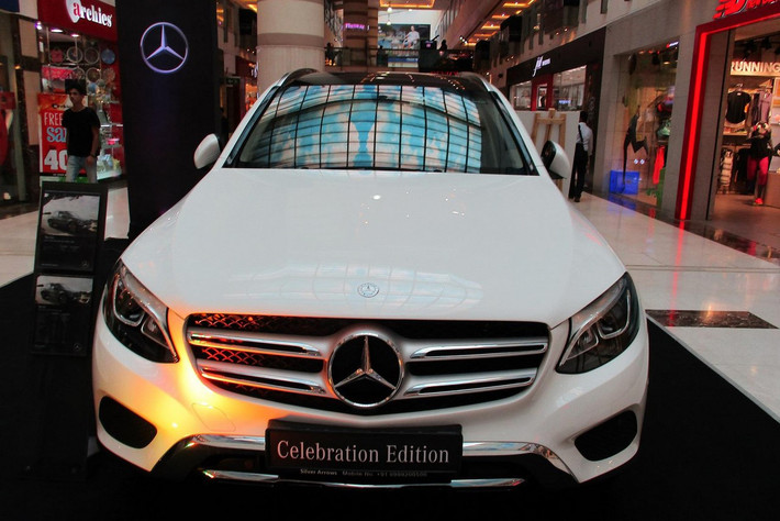 Mercedes-Benz tại Ấn Độ vừa cho ra mắt chiếc xe SUV Mercedes GLC Celebration Edition nhân dịp kỷ niệm 70 năm ngày Độc lập Cộng hòa Ấn Độ trong tháng 8/2017. So với các phiên bản tiêu chuẩn thường thấy, bản Mercedes GLC Celebration Edition được bổ sung thêm môt số phụ kiện bodykit thể thao mạnh mẽ và hầm hố.