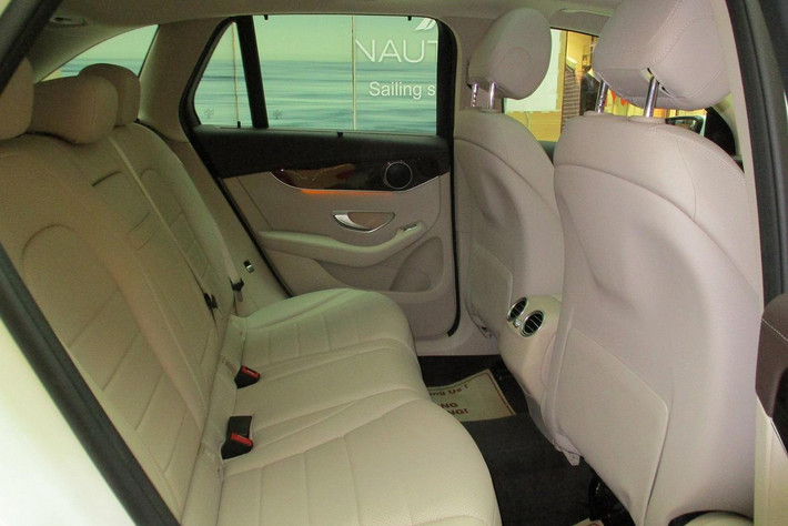 Tị thị trường Ấn Độ, phiên bản Mercedes GLC 220d Celebration được bán với giá 50.86 lakh Rupi (tương đương khoảng 1,803 tỷ đồng); còn bản GLC 300 có giá bán lẻ 51,25 lakh INR (khoảng 1,817 tỷ đồng).