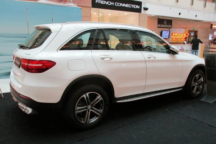 Cũng không khác nhiều so với phiên bản thường, Mercedes-Benz GLC Celebration Edition được trang bị động cơ 2.0 lít, công suất 245 hp và mô men xoắn cực đại 370 Nm; bản động cơ thứ 2 là loại động cơ diesel 2,1 lít, công suất 170 hp và mô men xoắn 400 Nm. Đi kèm với khối động cơ trên là hộp số tự động 9 cấp 9G-TRONIC tiêu chuẩn.