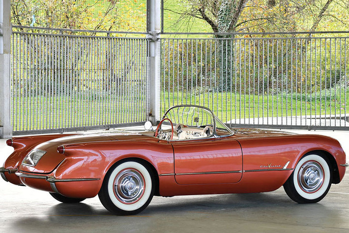 Hiện chiếc xế cổ Chevrolet Corvette đã được dọn dẹp lại, nhưng nó còn chất hơn và nổi bật với tông màu đồng siêu hiếm. Mẫu xe này vừa xuất hiện tại Tây Ban Nha và sau khi trải qua một loạt quá trình phục hồi.