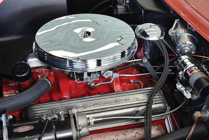 Corvette Roadster được hãng xe Chevrolet trang bị cho khối động cơ 6 xi-lanh thẳng hàng với công suất 155 mã lực và mô-men xoắn 316 Nm. Hệ dẫn động cầu sau và hộp số 2 cấp.