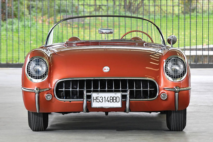 Được sản xuất từ những năm 1953, chiếc Chevrolet Corvette cổ nổi bật với phần đầu xe là bộ lưới tản nhiệt là các khe hút gió lớn.