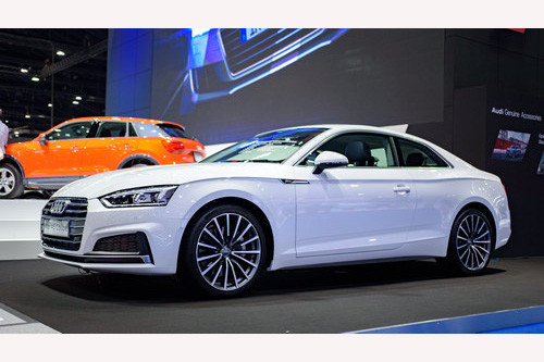 Thiết kế của Audi A5 Coupe sử dụng khung gầm với mẫu A4, tuy nhiên xe gây ấn tượng mạnh mẽ với diện mạo bên ngoài được làm lại. Nổi bật chính là phần đầu xe với bộ lưới tản nhiệt lớn dạng hình thang đặc trưng, đi kèm là các khe hút gió và thanh ngang lớn mạ crôm sáng. Cùm đèn pha với sự lựa chọn gồm dạng đèn LED và LED Matrix.