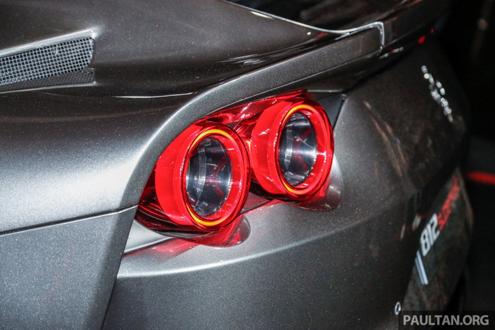 "Cân nặng" của Ferrari 812 Superfast được giữ nguyên ở mức 1.525 kg, tương tự F12 Berlinetta. Trọng lượng được phân bổ theo tỷ lệ 47% trước và 53% sau.