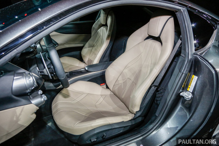 Siêu xe 812 Superfast được hãng Ferrari trang bị nhiều hệ thống điều khiển và trang thiết bị tiên tiến hàng đầu hiện nay.