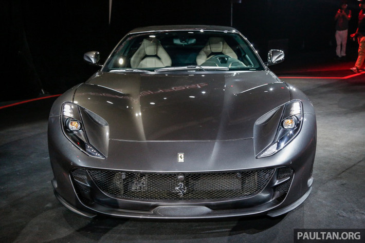 Là phiên bản nâng cấp của F12 Berlinetta, “siêu ngựa” Ferrari 812 Superfast hiện là mẫu siêu xe thương mại nhanh và mạnh nhất của Ferrari tính đến thời điểm hiện tại khi sở hữu công suất mạnh 789 mã lực. Đối thủ cạnh tranh trực tiếp với “người đồng hương” Lamborghini Aventador S.
