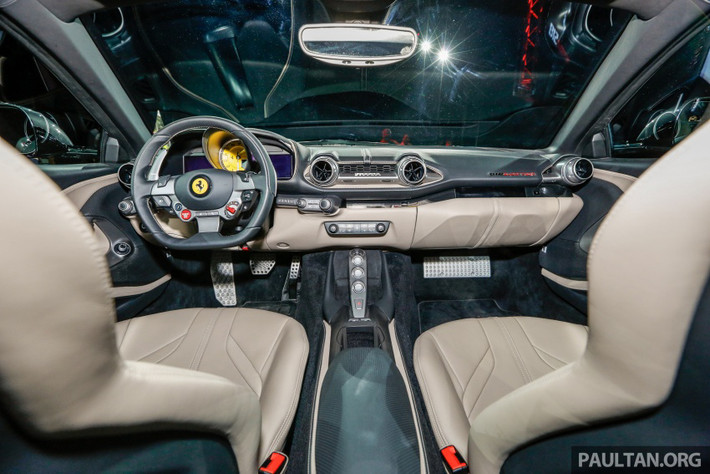 Nội thất của 812 SuperFast cũng có đôi chút thay đổi nhỏ. Nếu như F12 Berlinetta có 3 cửa điều hoài chính giữa thì nay chỉ còn 2. Phía dưới có thêm màn hình LCD nhỏ hiển thị nhiệt độ và lượng gió, các chi tiết bọc da màu đen có thêm những viền chỉ màu trùng màu ngoại thất độc đáo.