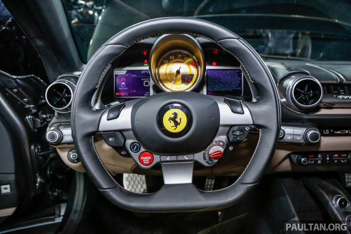 Đây là chiếc Ferrari đầu tiên có hệ thống lái trợ lực điện thể thao SEPS (Sport Electric Power Steering) và nó cũng kết hợp toàn vẹn với các hệ thống khác để phát huy tối đa năng lực tiềm tàng của xe, bao gồm các hệ thống điều khiển điện tử động học chiếc xe, như hệ thống kiểm soát trượt mặt bên SSC 5.0 Version.