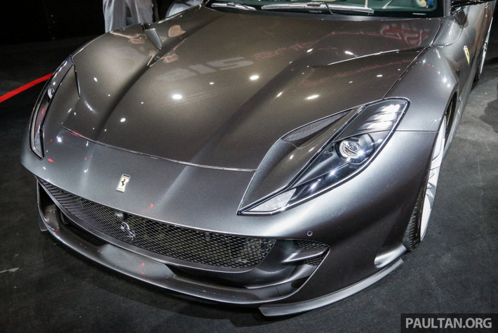 Về mặt thiết kế, Ferrari 812 SuperFast mang nguồn cảm hứng từ phiên bản sản xuất giới hạn F12tdf. Phần đầu phía trước nổi bật với bộ lưới tản nhiệt dạng lưới, cản trước hạ thấp tăng thêm tính khí động học.