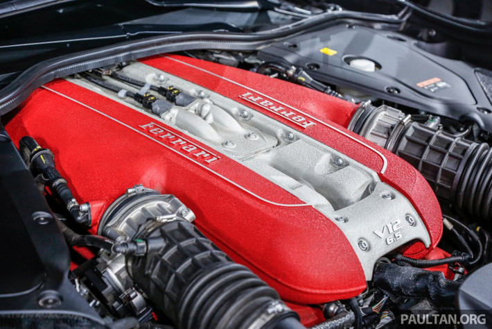 Về khả năng vận hành, Ferrari 812 Superfast được trang bị khối động cơ xăng V12, hút khí tự nhiên, dung tích 6,5 lít, sản sinh công suất mạnh 789 mã lực và mô-men xoắn cực đại 718 Nm tại vòng tua máy 7.000 vòng/phút. Động cơ cho phép siêu xe này tăng tốc từ vị trí xuất phát lên 100 km/h chỉ trong vòng 2,9 giây trước khi đạt vận tốc tối đa 340 km/h.