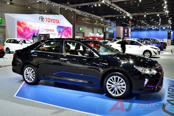 Tại triển lãm Big Motor Sale 2017 diễn ra tại thủ đô Bangkok, Thái Lan, phiên bản Toyota Camry 2017 tại thị trường này không có nhiều sự thay đổi lớn về mặt thiết kế lẫn các trang bị trên xe.