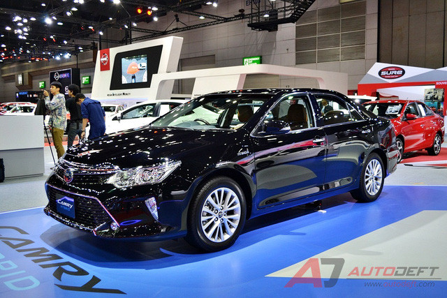 Dường như hãng xe ôtô Nhật Bản, Toyota chưa sẳn sàng để tung ra phiên bản Camry 2018 thế hệ mới tới thị trường Đông Nam Á khi mới chỉ giới thiệu phiên bản nâng cấp của chiếc Camry (đây thực chất chỉ là phiên bản nâng cấp của mẫu xe Toyota Camry 2017 thế hệ cũ).
