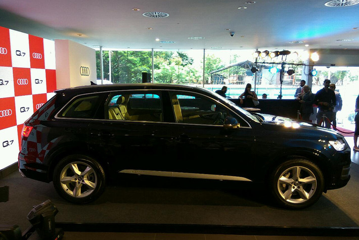 "SUV Audi Q7 là sản phẩm hàng đầu của chúng tôi và duy nhất thị trường Ấn Độ được chúng tôi cung cấp.Với sự ra đời của Audi Q7 40 TFSI quattro, chúng tôi đem đén thêm sự đa dạng cho khách hàng lựa chọn”, ông Rahil Ansari, Giám đốc của Audi tại Ấn Độ nói.