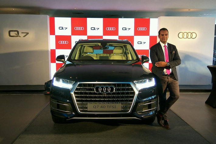 Audi Ấn Độ vừa đã bổ sung thêm một phiên bản xăng cho mẫu SUV hạng sang Audi Q7 40 TFSI. Hiện giá bán của bản máy chạy xăng tại thị trường đông dân thứ 2 thế giới là 67,76 lakhs INR (khoảng 2,41 tỷ đồng).