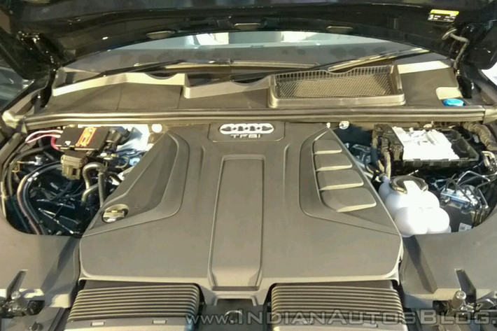 Theo đó, phiên bản Audi Q7 bản máy xăng hiện sử dụng loại động cơ xăng tăng áp 4 xi-lanh, dung tích 1.984 phân khối. Động cơ này sản sinh công suất cực đại 185 kW tại 5.000-6.000 vòng/ phút và mô-men đỉnh là 370 Nm ở 1.600-4.500 vòng/ phút, đi kèm là hộp số tự động 8 cấp.