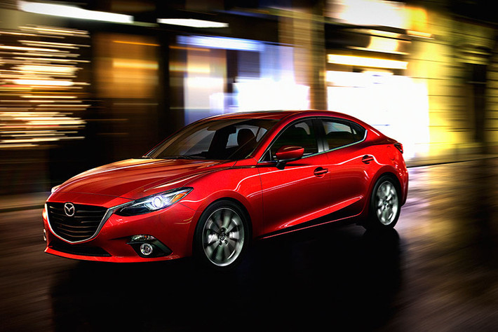 Đối thủ của Mazda3 ở phân khúc này là chiếc Altis của Toyota. Mazda 3 với doanh số bán ra khá ấn tượng 1.578 chiếc trong tháng 12/2016 và cả năm là 12.365 chiếc.