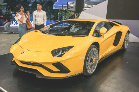 Sau gần một thời gian xuát hiện tại showroom Lamborghini chính hãng tại Việt Nam, chiếc siêu xe Aventador S đầu tiên đã tìm được chủ, theo đó, chủ nhân của "siêu bò" này là một đại gia ngành thẩm mỹ tại Sài Gòn.