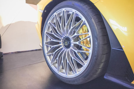 Bên cạnh đó, hệ thống vận hành của Aventador S còn được nâng cấp hệ thống treo, hệ thống lái 4 bánh cũng như thêm chế độ lái Ego. Mâm xe dạng đa chấu giống phiên bản SV nhưng được sơn màu trắng bạc.