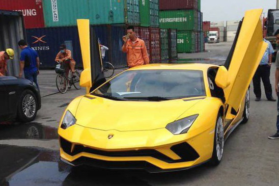 Còn nhớ vào tại thời điểm tháng 5/2017, siêu xe thể thao Lamborghini Aventador S đầu tiên được đưa về nước dưới dạng nhập khẩu chính hãng theo đơn đặt hàng của một đại gia ở TP HCM từng thu hút sự quan tâm lớn từ cộng đồng mạng.