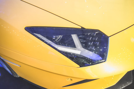 Trình làng vào tháng 12/2016. So với bản tiêu chuẩn Aventador, phiên bản S có thiết kế ngoại thất được làm mới, công suất động cơ tăng thêm 40 mã lực bên cạnh một số công nghệ khác. Phiên bản Lamborghini Aventador S tại Việt Nam sở hữu "bộ cánh" màu vàng Giallo Orion cùng nhiều chi tiết được làm từ carbon.