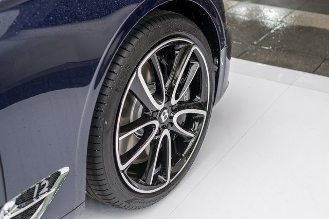 Phần sườn của Bentley Continental GT 2018 được thiết kế sắc sảo hơn với những đường gân phức tạp. Xe có 2 loại vành hợp kim 21 inch tiêu chuẩn và vành 22 inch siêu nhẹ tùy chọn.
