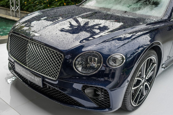 Bentley Continental GT 2018 nhẹ hơn 80 kg so với phiên bản cũ với cấu trúc thân nhôm đồng thời được sử dụng công nghệ làm nóng kim loại lên tới 500 độ C để tạo những nếp gấp sắc nét.