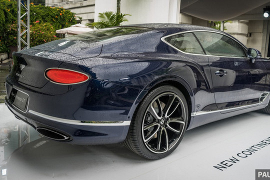 Mẫu xe siêu sang này có cấu trúc khung gầm được chia sẻ với Porsche Panamera. Mũi xe được hạ thấp hơn, trong khi đó trục trước được kéo thêm 135 mm về phía trước và động cơ được đẩy về gần cabin để cải thiện phân bổ trọng lượng.