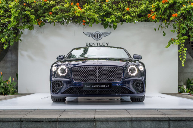 Phiên bản của mẫu siêu xe sang Bentley Continental GT 2018 mới sở hữu vẻ ngoài mạnh mẽ nhưng không kém phần tinh tế với sự kết hợp ngôn ngữ thiết kế góc cạnh của phiên bản tiền nhiệm và những đường nét mềm mại trên mẫu concept EXP 10 Speed 6.