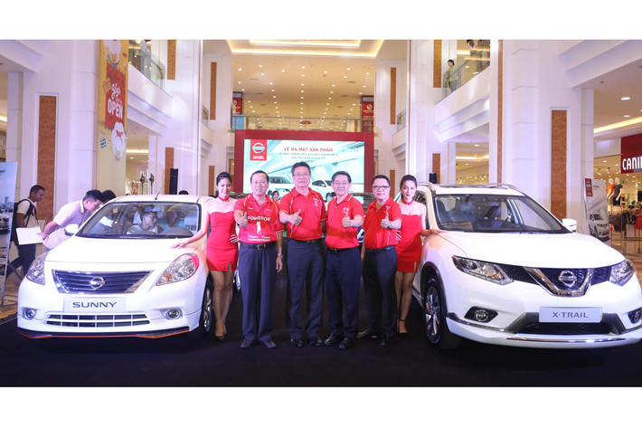 Tại gian hàng của Nissan là hai cái tên đáng chú ý sẽ vẫn là Nissan Sunny và X-Trail bản nâng cấp vừa ra mắt cách đây ít ngày. So với phiên bản cũ, Sunny và X-Trail không có gì thay đổi - chỉ được nâng cấp nhẹ với ngoại hình bắt mắt, gồm cản trước, ốp sườn và cản sau tái thiết kế.