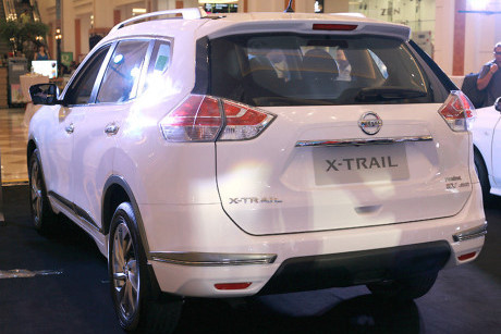 Hiện giá bán của mẫu xe Nissan X-Trail Premium L 2.0 tại thị trường Việt Nam là 933 triệu đồng. Hai bản X-Trail Premium L 2.0 SL và X-Trail Premium L 2.5 SV có giá lần lượt là 999 triệu đồng và 1,113 tỷ đồng.