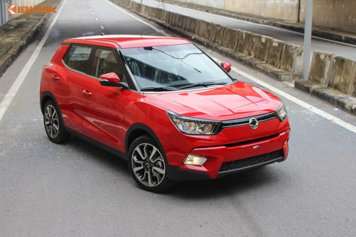 Từng ra mắt vào 8/2016, sự xuất hiện của cái tên SsangYong Tivoli đã nhanh chóng thu hút được sự quan tâm từ giới truyền thông trong nước. Mẫu SUV cỡ nhỏ Tivoli có thiết kế mang phong cách khá lạ lẫm đối với nhiều người tiêu dùng tại Việt Nam, tuy nhiên nó vẫn sở hữu nhiều nét đặc trưng của những chiếc SsangYong tại Hàn Quốc trước đây.