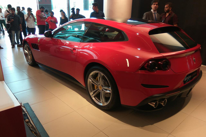 Siêu xe Ferrari GTC4Lusso nhắm tới đối tượng khách hàng là thế hệ trẻ có niềm đam mê với con ngựa chồm Ferrari. Vẫn mang những ngôn ngữ thiết kế đặc trưng của hãng.